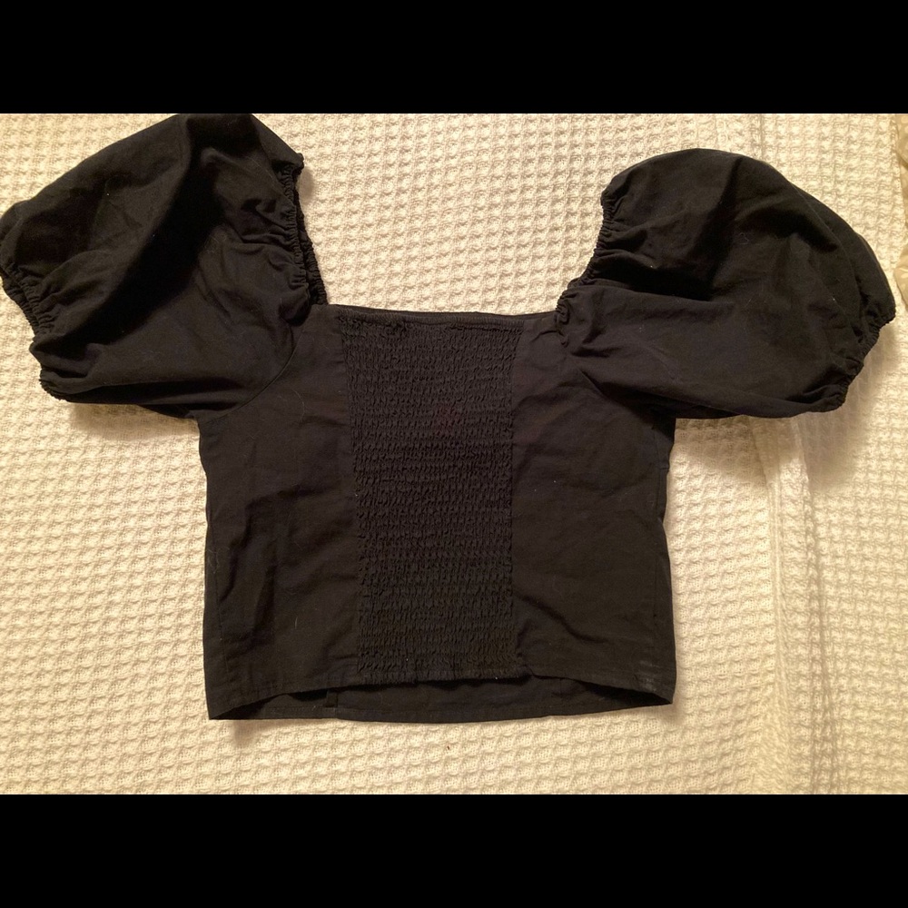 Black Levi’s Puff Sleeve Top
